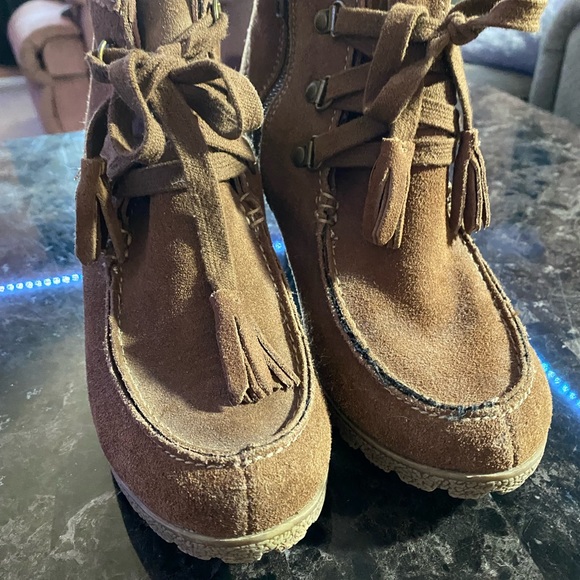 Mia size 8 moccasin boots raise platform wedge - Picture 3 of 9